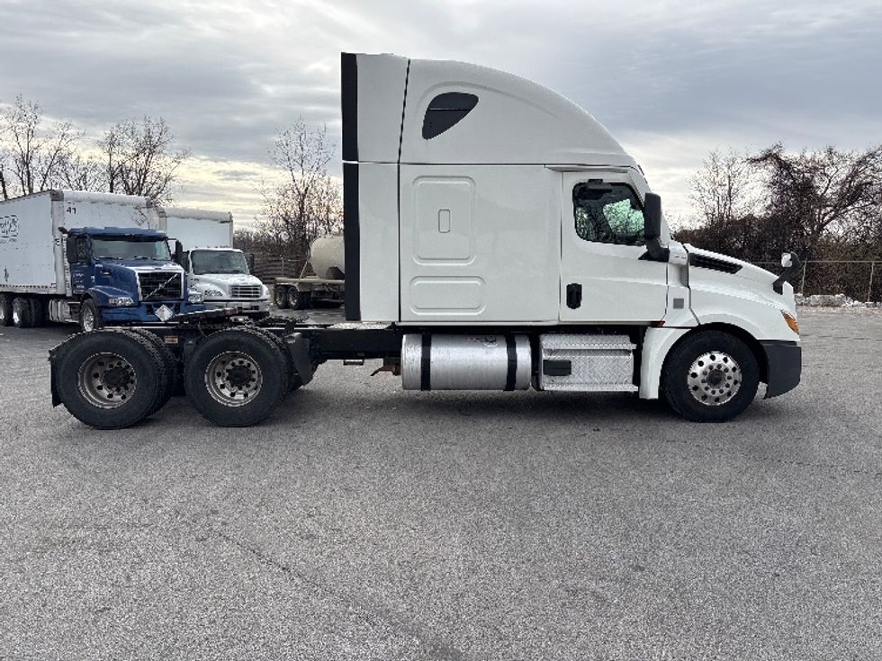 Sleeper Tractor-Heavy Duty Tractors-Freightliner-2020-T12664ST-Toledo-OH-686,356\n\t\tmiles-$ 45,750 - Image 8