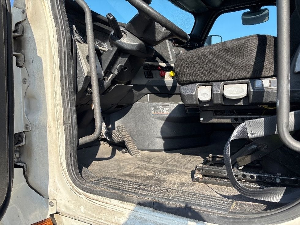 Sleeper Tractor-Heavy Duty Tractors-Freightliner-2020-T12664ST-Toledo-OH-686,356\n\t\tmiles-$ 45,750 - Image 9