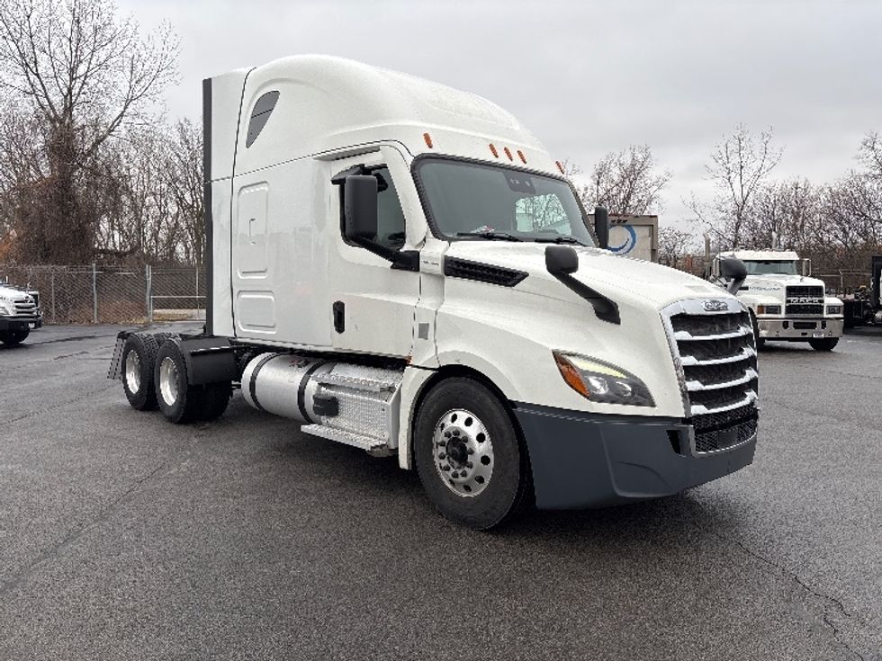 Sleeper Tractor-Heavy Duty Tractors-Freightliner-2020-T12664ST-Toledo-OH-708,703\n\t\tmiles-$ 42,000 - Image 1