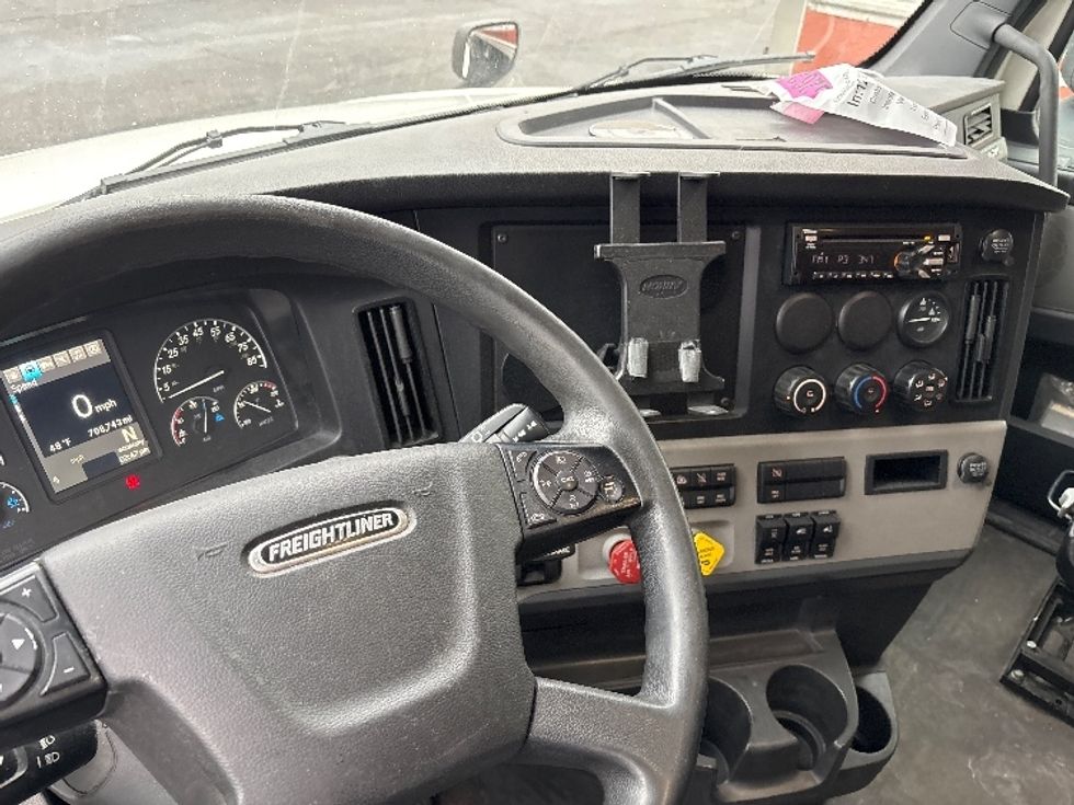 Sleeper Tractor-Heavy Duty Tractors-Freightliner-2020-T12664ST-Toledo-OH-708,703\n\t\tmiles-$ 42,000 - Image 10