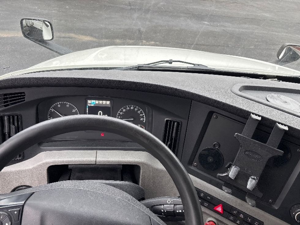 Sleeper Tractor-Heavy Duty Tractors-Freightliner-2020-T12664ST-Toledo-OH-708,703\n\t\tmiles-$ 42,000 - Image 11