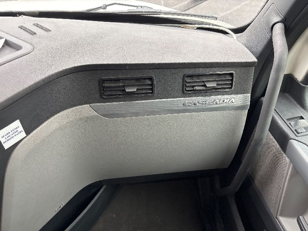 Sleeper Tractor-Heavy Duty Tractors-Freightliner-2020-T12664ST-Toledo-OH-708,703\n\t\tmiles-$ 42,000 - Image 14