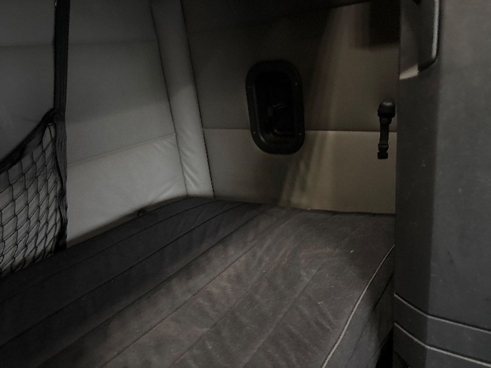 Sleeper Tractor-Heavy Duty Tractors-Freightliner-2020-T12664ST-Toledo-OH-708,703\n\t\tmiles-$ 42,000 - Image 18