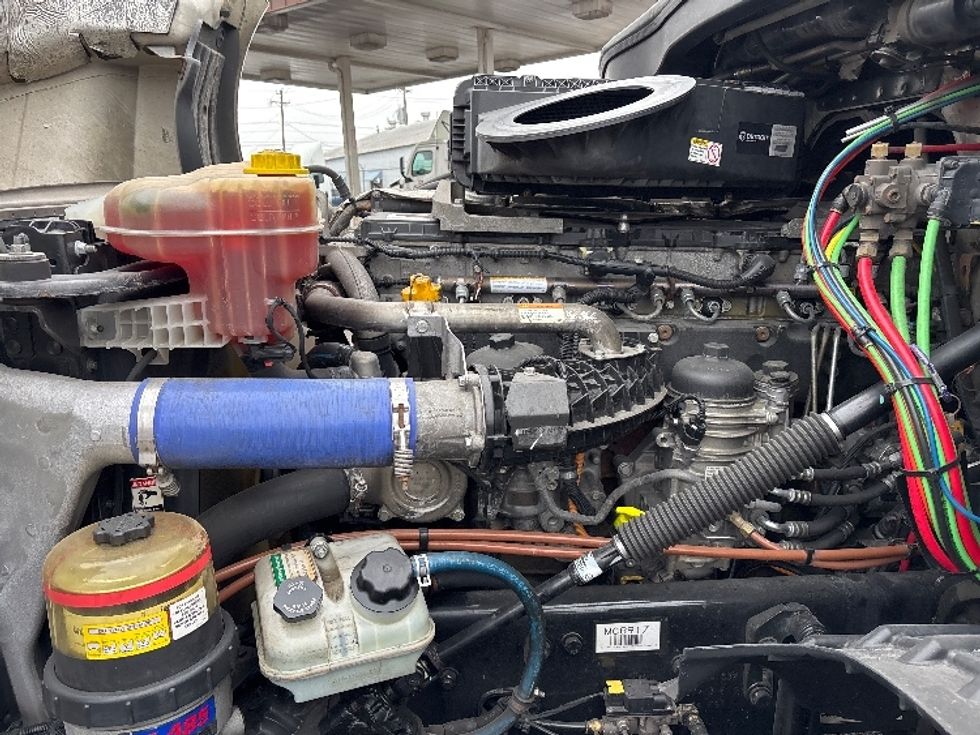 Sleeper Tractor-Heavy Duty Tractors-Freightliner-2020-T12664ST-Toledo-OH-708,703\n\t\tmiles-$ 42,000 - Image 21