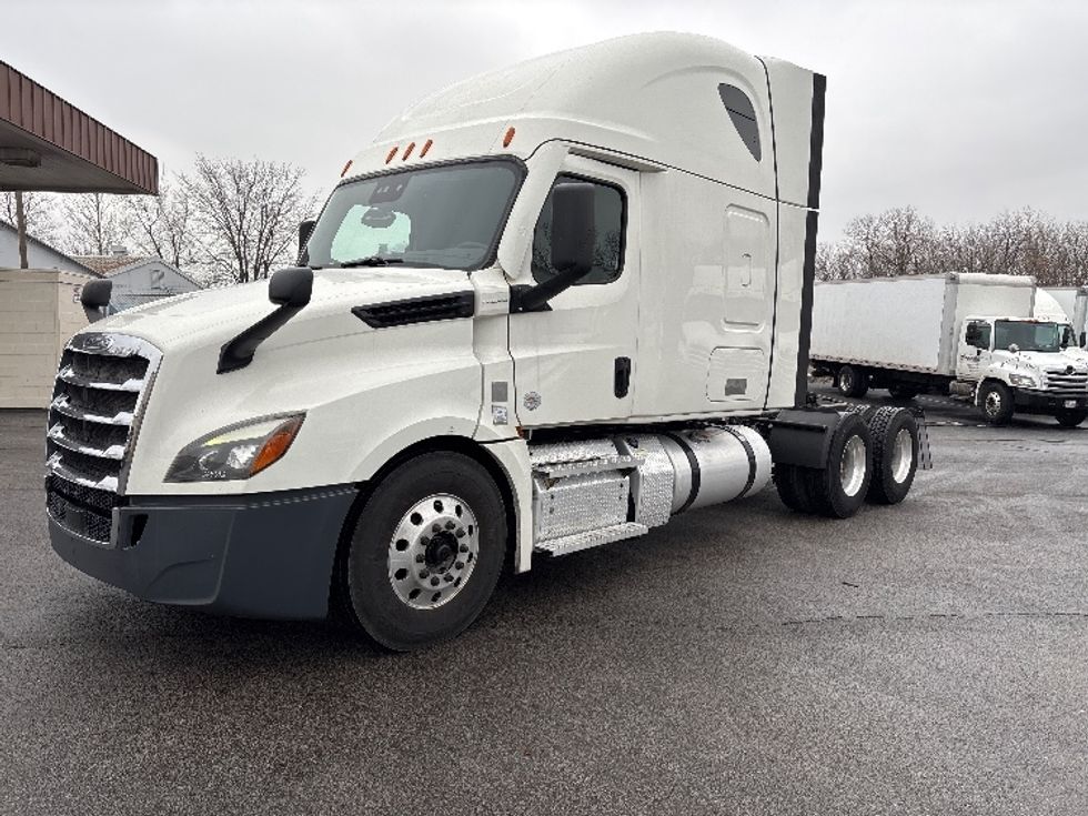 Sleeper Tractor-Heavy Duty Tractors-Freightliner-2020-T12664ST-Toledo-OH-708,703\n\t\tmiles-$ 42,000 - Image 3