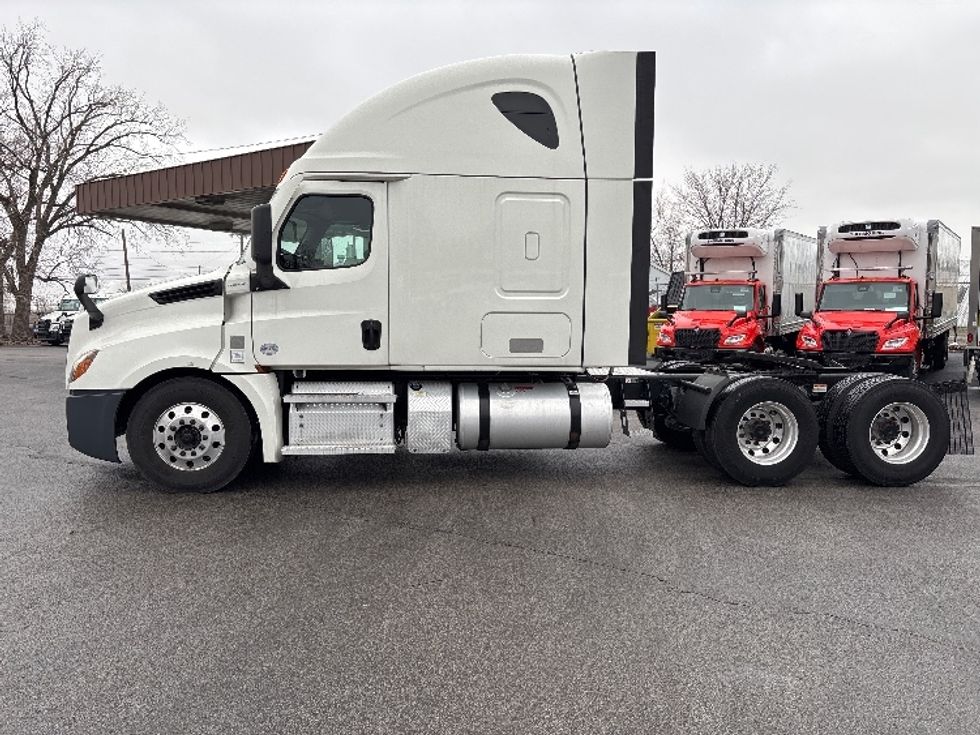 Sleeper Tractor-Heavy Duty Tractors-Freightliner-2020-T12664ST-Toledo-OH-708,703\n\t\tmiles-$ 42,000 - Image 4