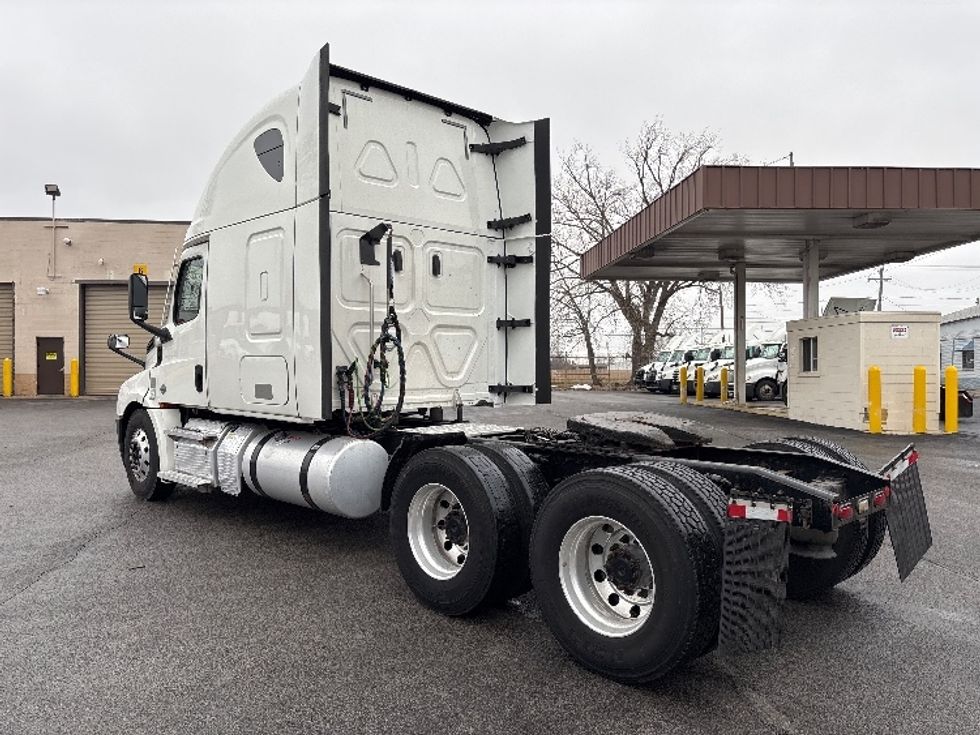 Sleeper Tractor-Heavy Duty Tractors-Freightliner-2020-T12664ST-Toledo-OH-708,703\n\t\tmiles-$ 42,000 - Image 5