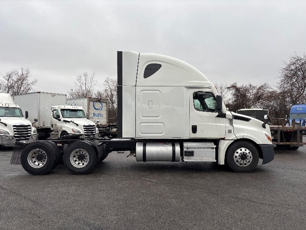 Sleeper Tractor-Heavy Duty Tractors-Freightliner-2020-T12664ST-Toledo-OH-708,703\n\t\tmiles-$ 42,000 - Image 8