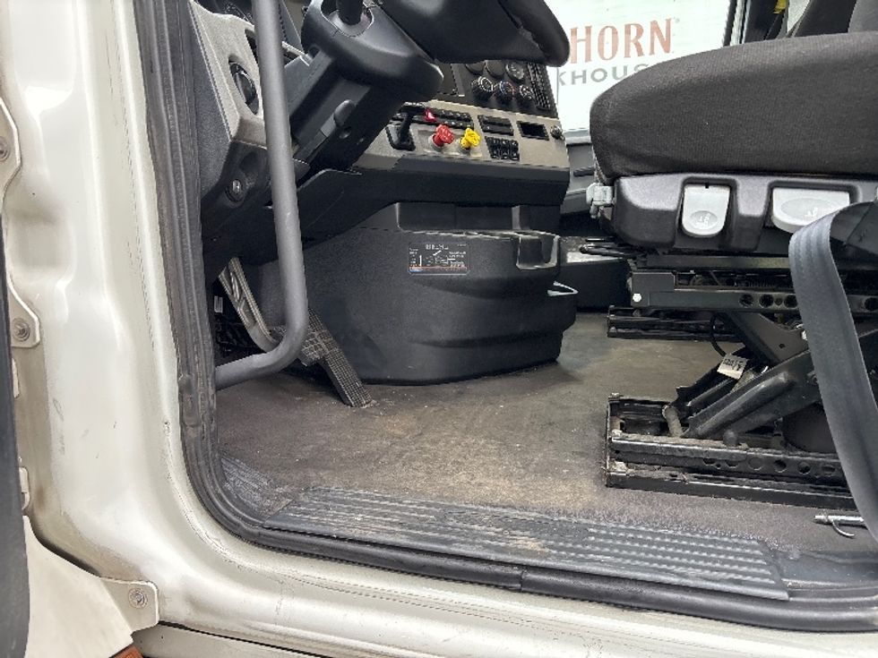 Sleeper Tractor-Heavy Duty Tractors-Freightliner-2020-T12664ST-Toledo-OH-708,703\n\t\tmiles-$ 42,000 - Image 9