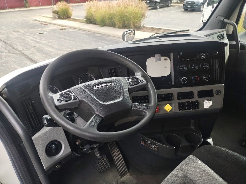 Sleeper Tractor-Heavy Duty Tractors-Freightliner-2020-T12664ST-Toronto-ON-655,343\n\t\tkm-$ 84,750 - Image 11