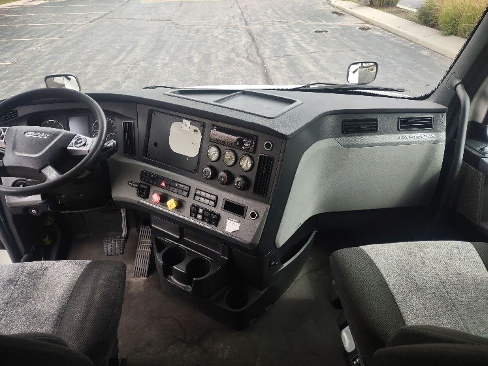 Sleeper Tractor-Heavy Duty Tractors-Freightliner-2020-T12664ST-Toronto-ON-655,343\n\t\tkm-$ 84,750 - Image 12