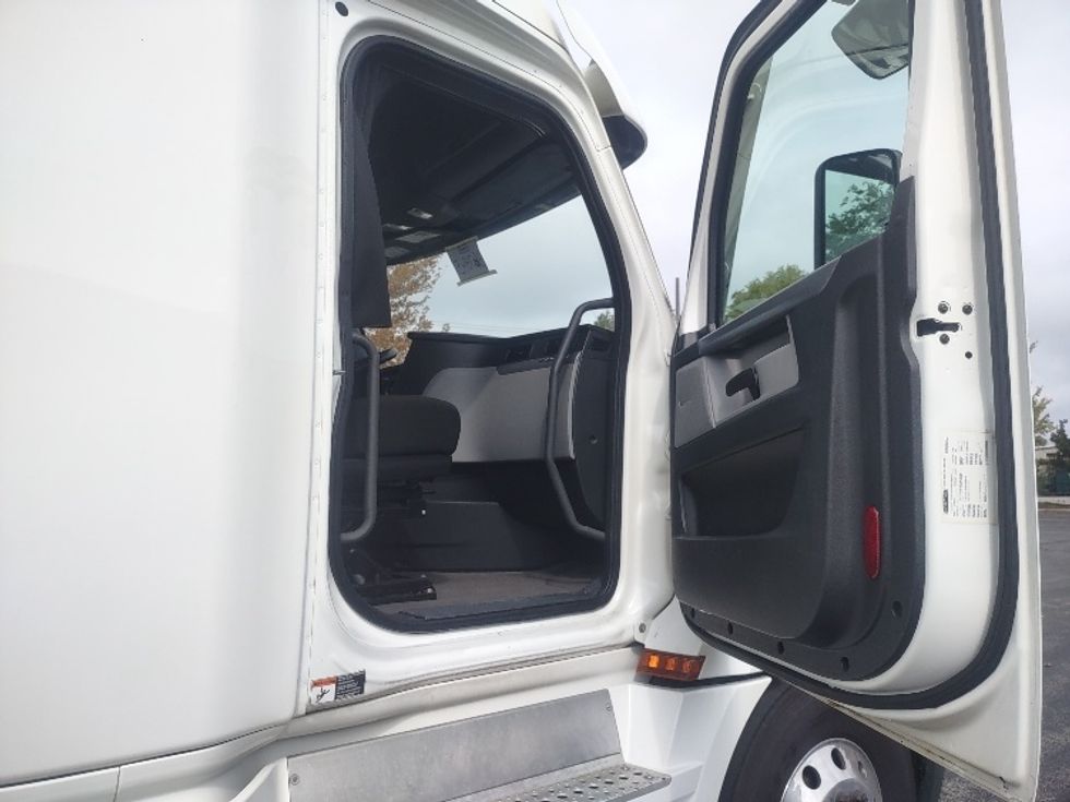 Sleeper Tractor-Heavy Duty Tractors-Freightliner-2020-T12664ST-Toronto-ON-655,343\n\t\tkm-$ 84,750 - Image 13