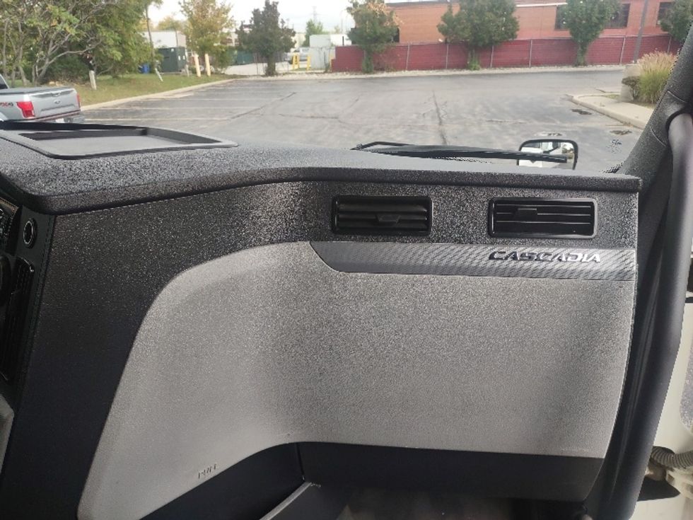 Sleeper Tractor-Heavy Duty Tractors-Freightliner-2020-T12664ST-Toronto-ON-655,343\n\t\tkm-$ 84,750 - Image 14