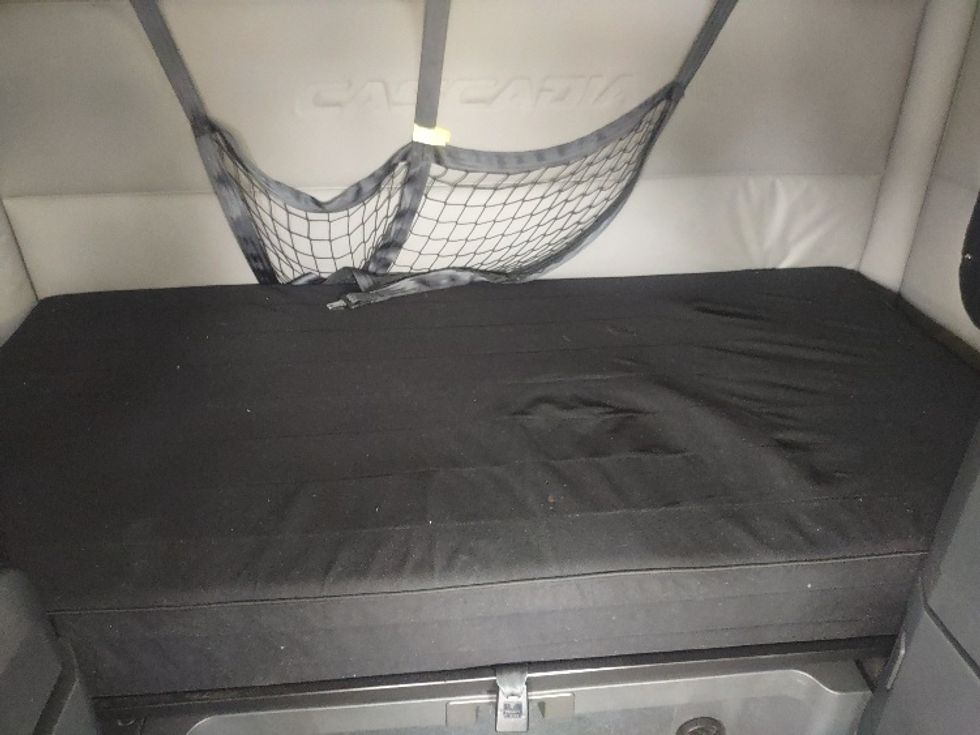 Sleeper Tractor-Heavy Duty Tractors-Freightliner-2020-T12664ST-Toronto-ON-655,343\n\t\tkm-$ 84,750 - Image 17