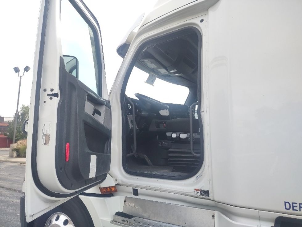 Sleeper Tractor-Heavy Duty Tractors-Freightliner-2020-T12664ST-Toronto-ON-655,343\n\t\tkm-$ 84,750 - Image 9