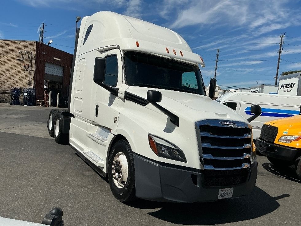 Sleeper Tractor-Heavy Duty Tractors-Freightliner-2020-T12664ST-Torrance-CA-323,988\n\t\tmiles-$ 74,500 - Image 1
