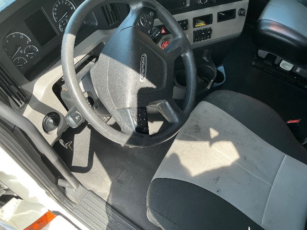Sleeper Tractor-Heavy Duty Tractors-Freightliner-2020-T12664ST-Torrance-CA-323,988\n\t\tmiles-$ 74,500 - Image 10