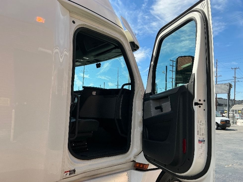 Sleeper Tractor-Heavy Duty Tractors-Freightliner-2020-T12664ST-Torrance-CA-323,988\n\t\tmiles-$ 74,500 - Image 13