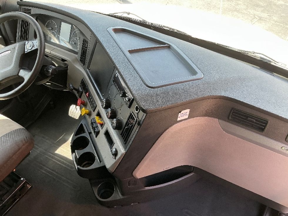 Sleeper Tractor-Heavy Duty Tractors-Freightliner-2020-T12664ST-Torrance-CA-323,988\n\t\tmiles-$ 74,500 - Image 15
