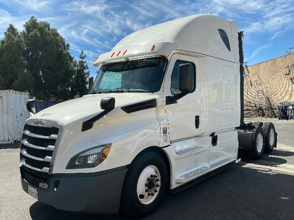 Sleeper Tractor-Heavy Duty Tractors-Freightliner-2020-T12664ST-Torrance-CA-323,988\n\t\tmiles-$ 74,500 - Image 3