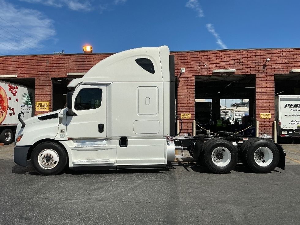 Sleeper Tractor-Heavy Duty Tractors-Freightliner-2020-T12664ST-Torrance-CA-323,988\n\t\tmiles-$ 74,500 - Image 4