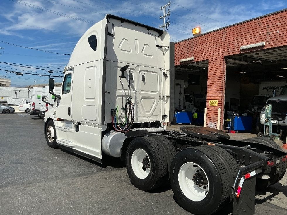 Sleeper Tractor-Heavy Duty Tractors-Freightliner-2020-T12664ST-Torrance-CA-323,988\n\t\tmiles-$ 74,500 - Image 5