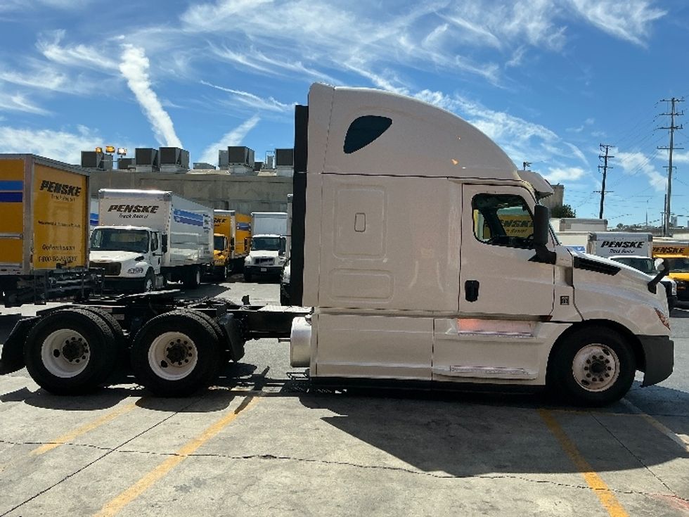 Sleeper Tractor-Heavy Duty Tractors-Freightliner-2020-T12664ST-Torrance-CA-323,988\n\t\tmiles-$ 74,500 - Image 8