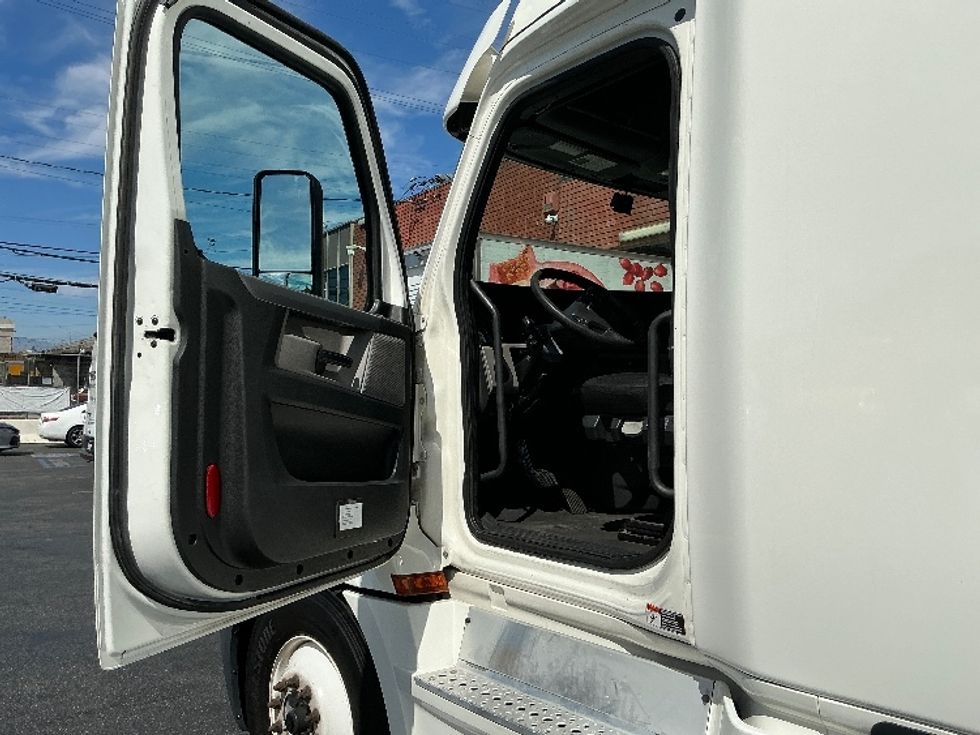 Sleeper Tractor-Heavy Duty Tractors-Freightliner-2020-T12664ST-Torrance-CA-323,988\n\t\tmiles-$ 74,500 - Image 9