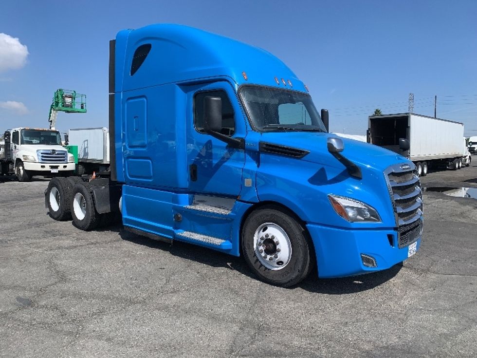Sleeper Tractor-Heavy Duty Tractors-Freightliner-2020-T12664ST-Torrance-CA-447,828\n\t\tmiles-$ 61,000 - Image 1