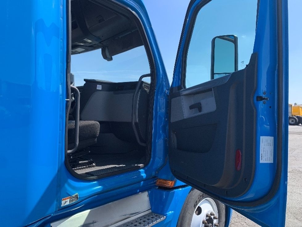 Sleeper Tractor-Heavy Duty Tractors-Freightliner-2020-T12664ST-Torrance-CA-447,828\n\t\tmiles-$ 61,000 - Image 13