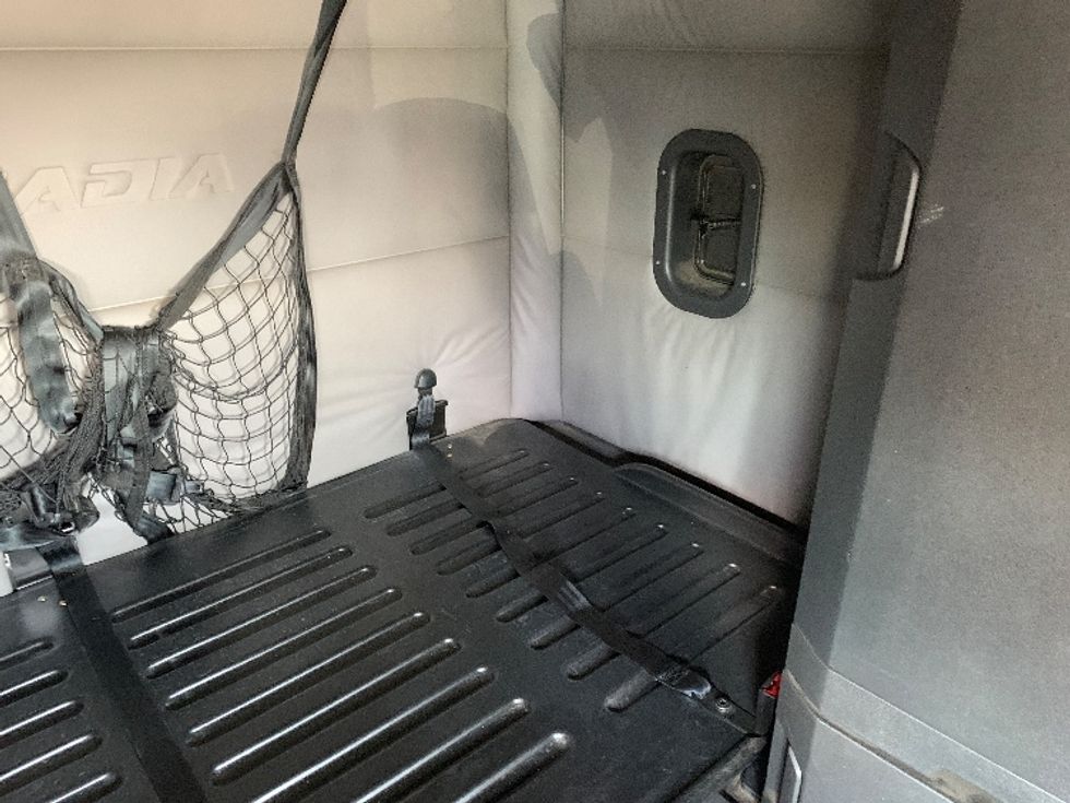 Sleeper Tractor-Heavy Duty Tractors-Freightliner-2020-T12664ST-Torrance-CA-447,828\n\t\tmiles-$ 61,000 - Image 17