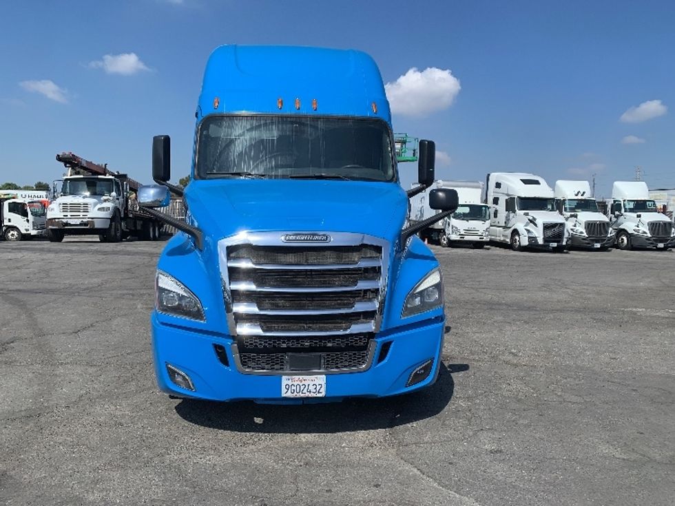 Sleeper Tractor-Heavy Duty Tractors-Freightliner-2020-T12664ST-Torrance-CA-447,828\n\t\tmiles-$ 61,000 - Image 2