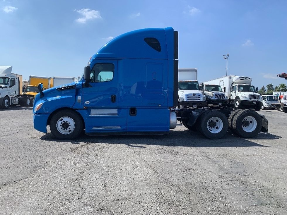 Sleeper Tractor-Heavy Duty Tractors-Freightliner-2020-T12664ST-Torrance-CA-447,828\n\t\tmiles-$ 61,000 - Image 4