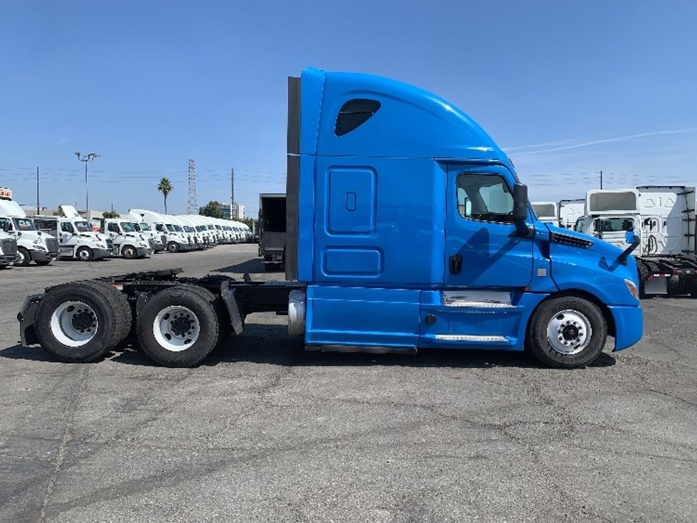 Sleeper Tractor-Heavy Duty Tractors-Freightliner-2020-T12664ST-Torrance-CA-447,828\n\t\tmiles-$ 61,000 - Image 8