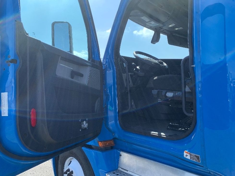 Sleeper Tractor-Heavy Duty Tractors-Freightliner-2020-T12664ST-Torrance-CA-447,828\n\t\tmiles-$ 61,000 - Image 9