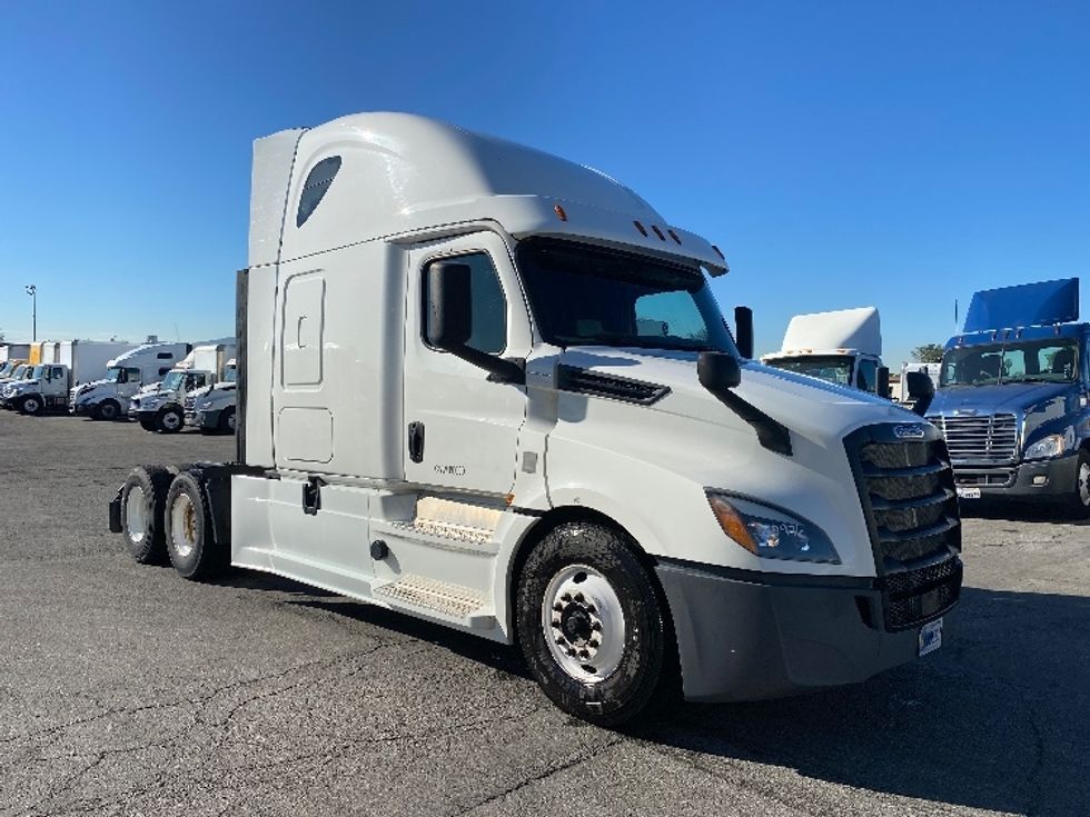Sleeper Tractor-Heavy Duty Tractors-Freightliner-2020-T12664ST-Torrance-CA-528,229\n\t\tmiles-$ 63,500 - Image 1