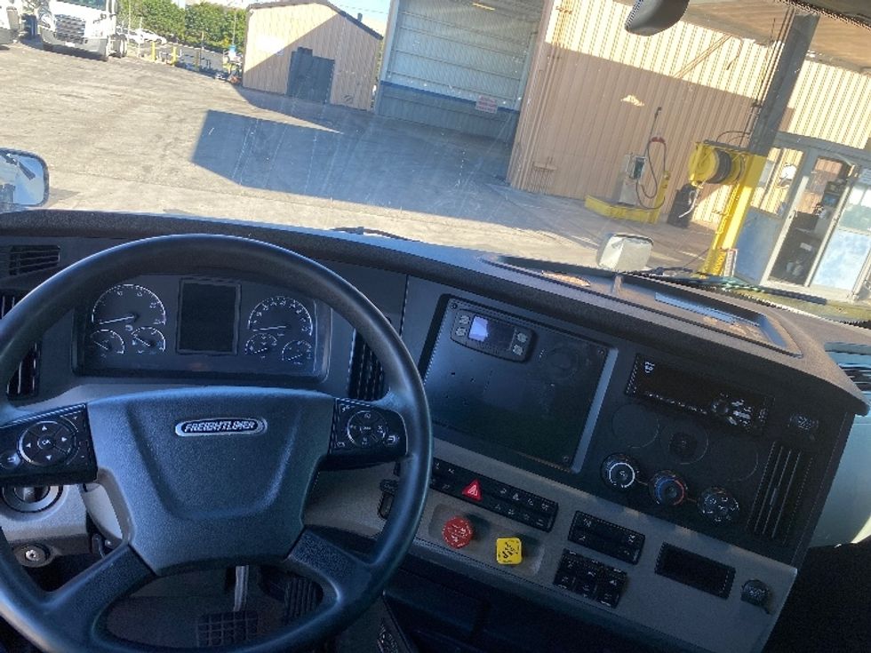 Sleeper Tractor-Heavy Duty Tractors-Freightliner-2020-T12664ST-Torrance-CA-528,229\n\t\tmiles-$ 63,500 - Image 11