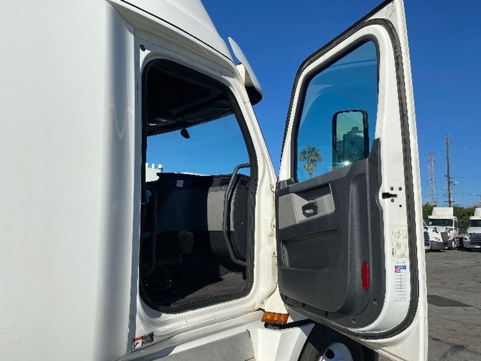 Sleeper Tractor-Heavy Duty Tractors-Freightliner-2020-T12664ST-Torrance-CA-528,229\n\t\tmiles-$ 63,500 - Image 13