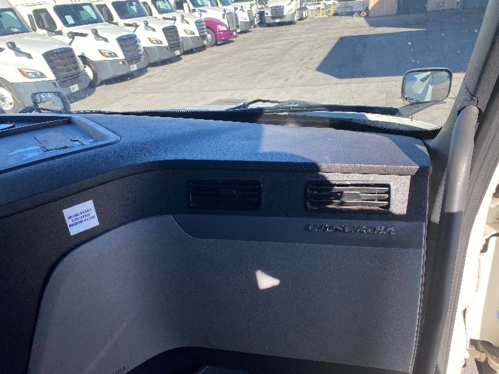 Sleeper Tractor-Heavy Duty Tractors-Freightliner-2020-T12664ST-Torrance-CA-528,229\n\t\tmiles-$ 63,500 - Image 14