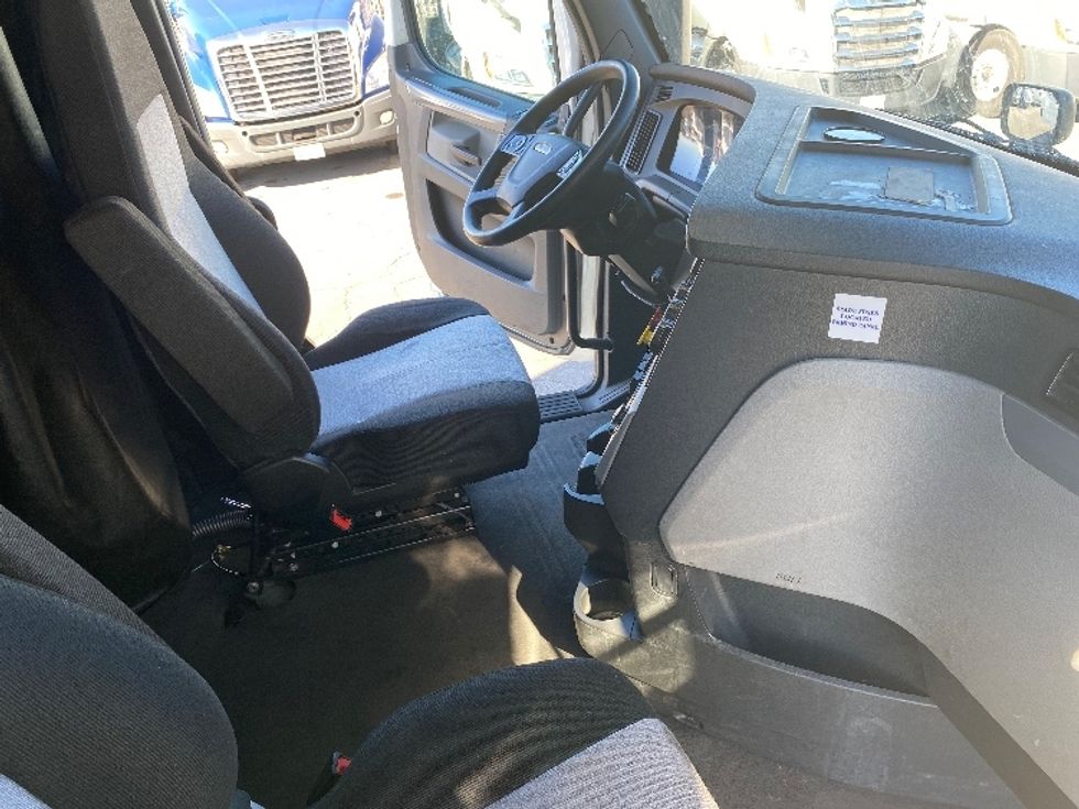 Sleeper Tractor-Heavy Duty Tractors-Freightliner-2020-T12664ST-Torrance-CA-528,229\n\t\tmiles-$ 63,500 - Image 15