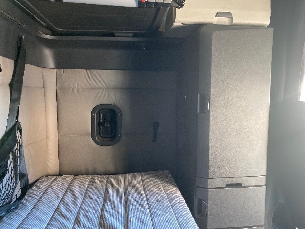 Sleeper Tractor-Heavy Duty Tractors-Freightliner-2020-T12664ST-Torrance-CA-528,229\n\t\tmiles-$ 63,500 - Image 18