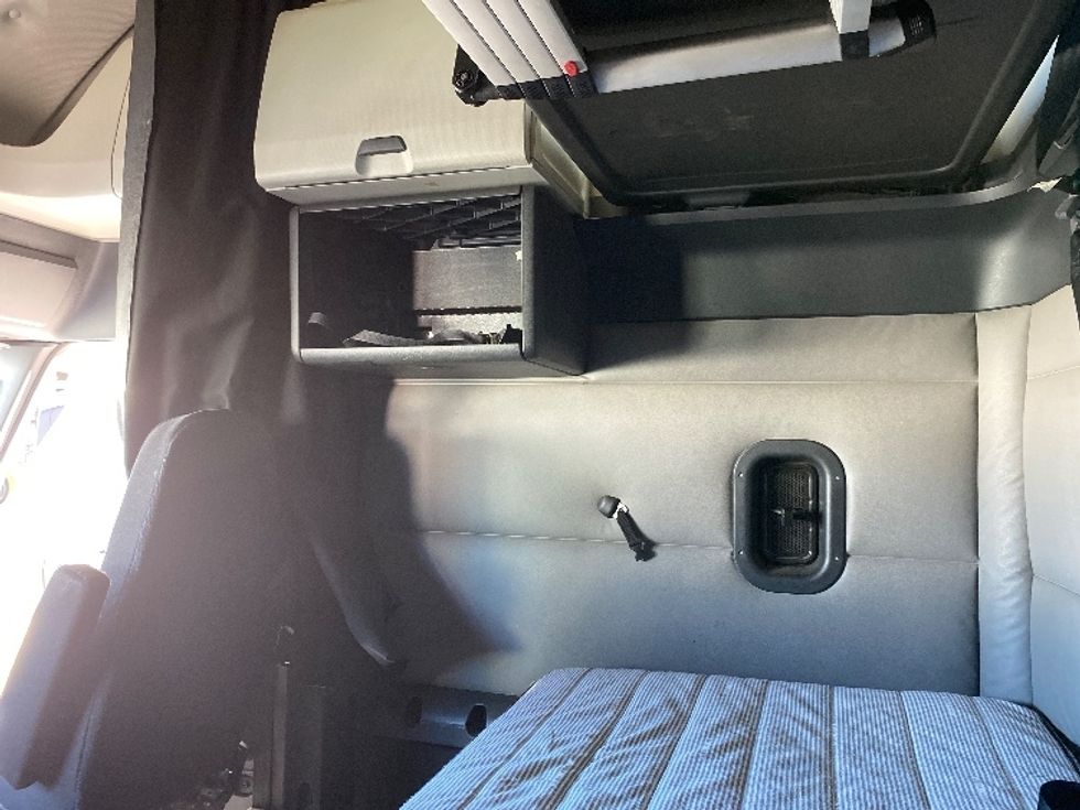 Sleeper Tractor-Heavy Duty Tractors-Freightliner-2020-T12664ST-Torrance-CA-528,229\n\t\tmiles-$ 63,500 - Image 19