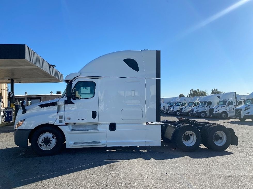 Sleeper Tractor-Heavy Duty Tractors-Freightliner-2020-T12664ST-Torrance-CA-528,229\n\t\tmiles-$ 63,500 - Image 4