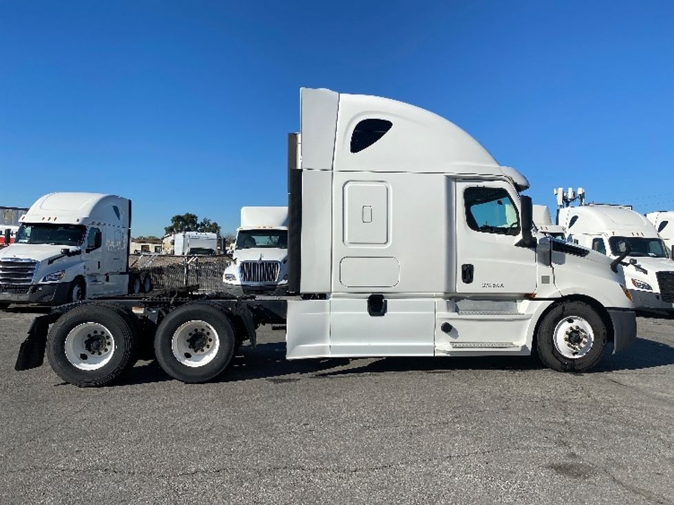 Sleeper Tractor-Heavy Duty Tractors-Freightliner-2020-T12664ST-Torrance-CA-528,229\n\t\tmiles-$ 63,500 - Image 8