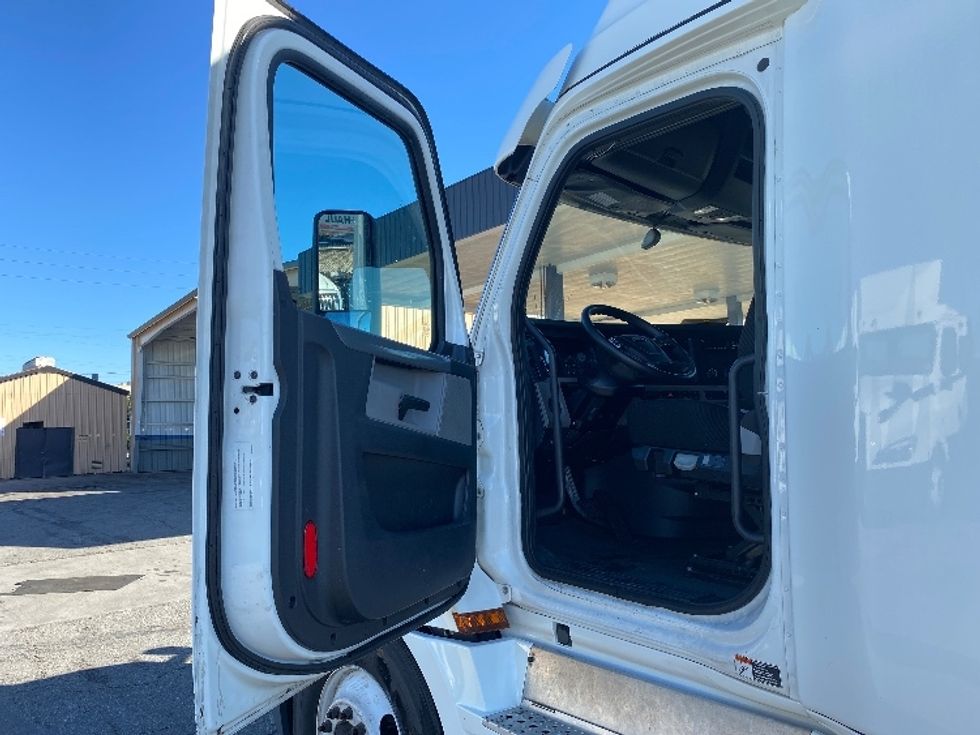 Sleeper Tractor-Heavy Duty Tractors-Freightliner-2020-T12664ST-Torrance-CA-528,229\n\t\tmiles-$ 63,500 - Image 9