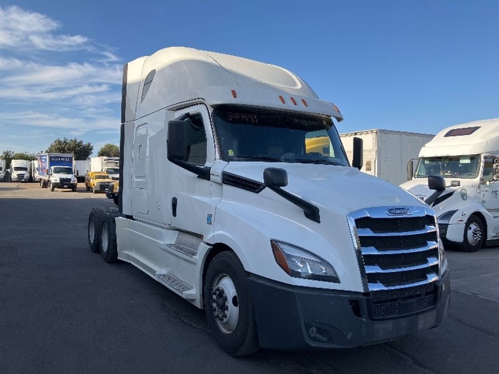 Sleeper Tractor-Heavy Duty Tractors-Freightliner-2020-T12664ST-Torrance-CA-607,176\n\t\tmiles-$ 60,000 - Image 1