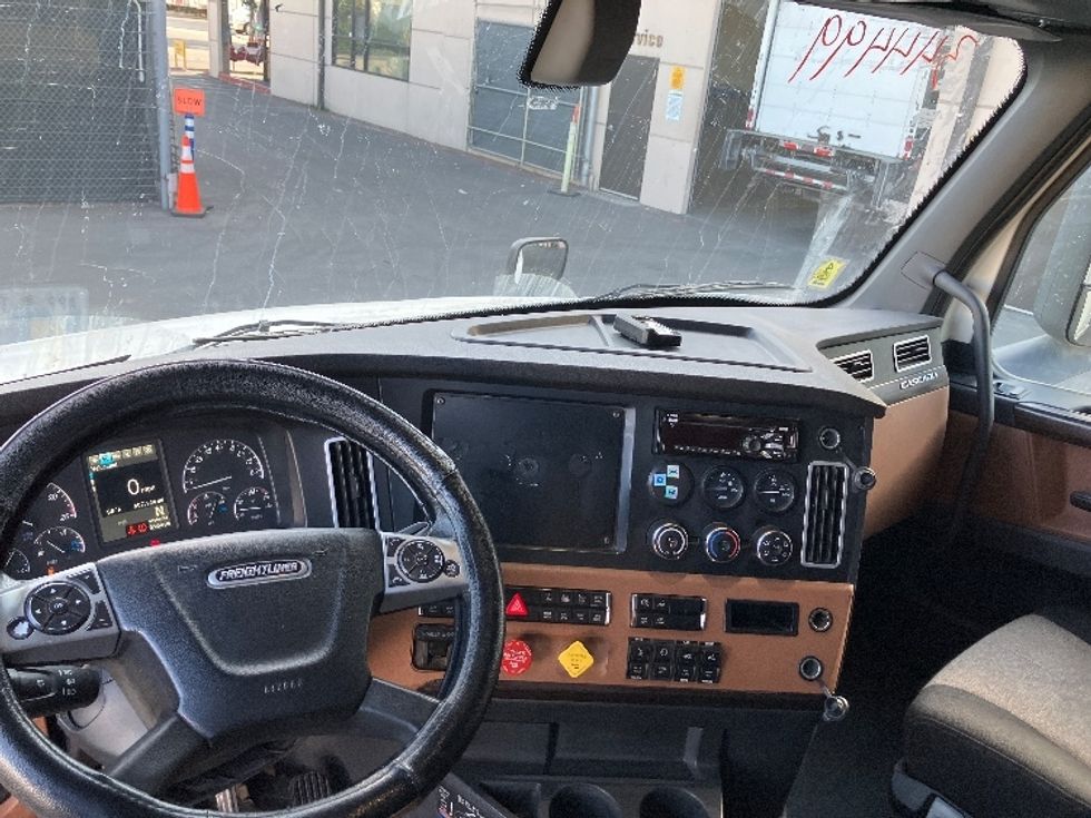 Sleeper Tractor-Heavy Duty Tractors-Freightliner-2020-T12664ST-Torrance-CA-607,176\n\t\tmiles-$ 60,000 - Image 11