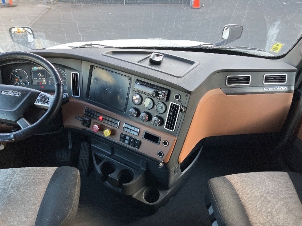 Sleeper Tractor-Heavy Duty Tractors-Freightliner-2020-T12664ST-Torrance-CA-607,176\n\t\tmiles-$ 60,000 - Image 12