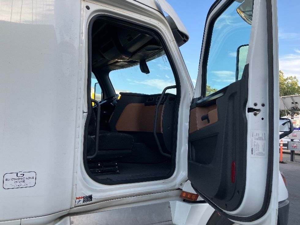 Sleeper Tractor-Heavy Duty Tractors-Freightliner-2020-T12664ST-Torrance-CA-607,176\n\t\tmiles-$ 60,000 - Image 13