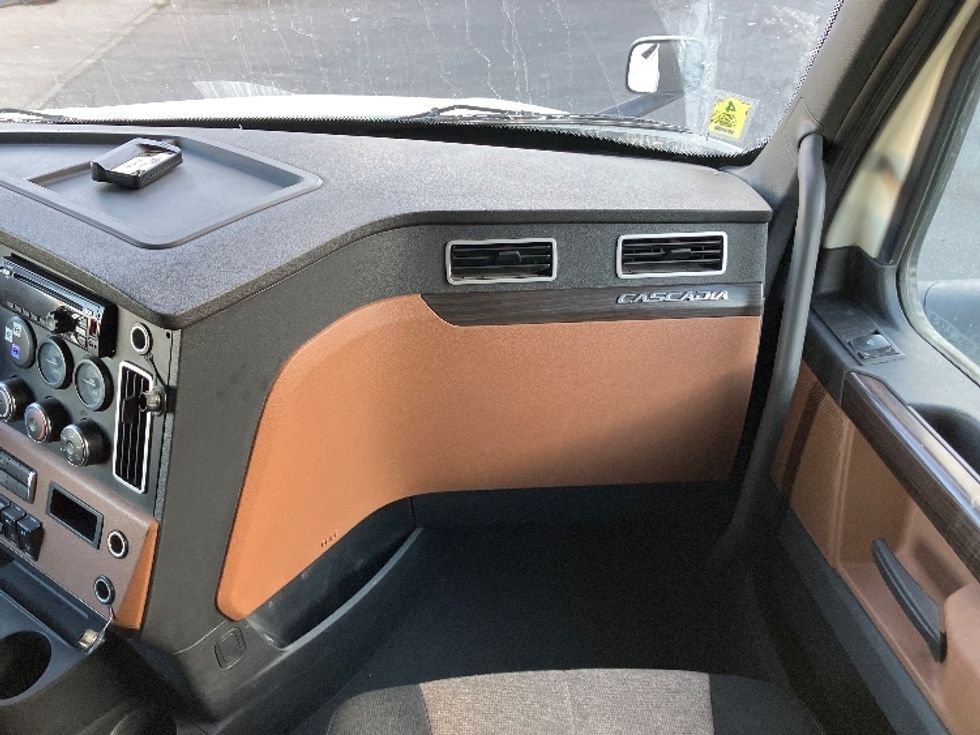 Sleeper Tractor-Heavy Duty Tractors-Freightliner-2020-T12664ST-Torrance-CA-607,176\n\t\tmiles-$ 60,000 - Image 14